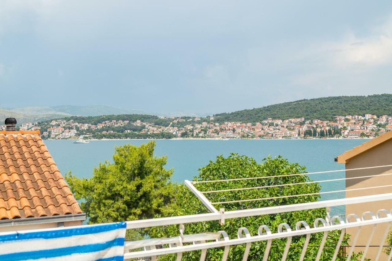 Apartment "On The Beach" Трогир Екстериор снимка