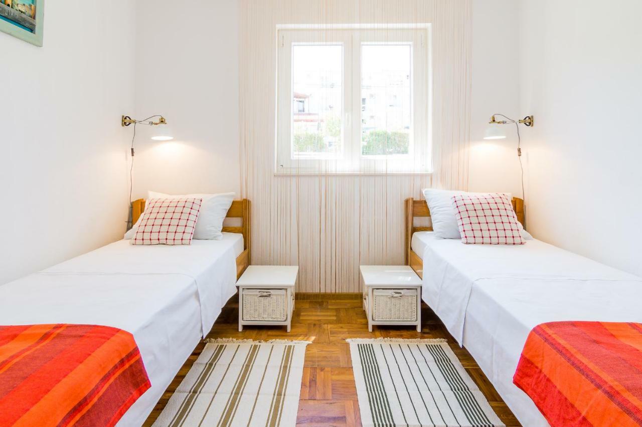 Apartment "On The Beach" Трогир Екстериор снимка