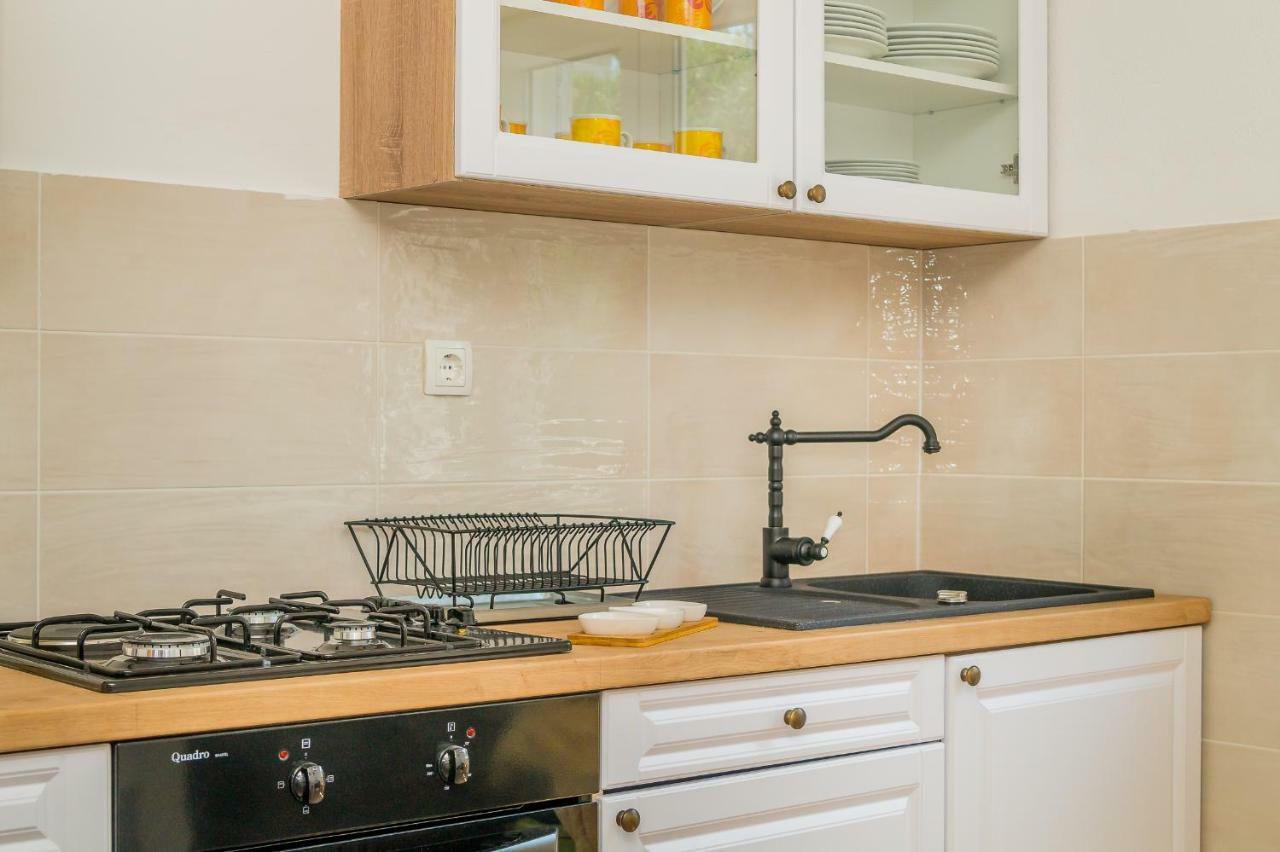 Apartment "On The Beach" Трогир Екстериор снимка