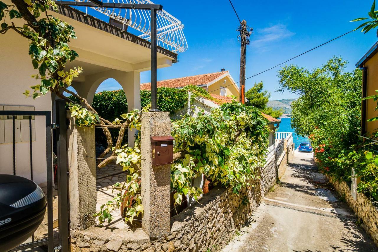 Apartment "On The Beach" Трогир Екстериор снимка