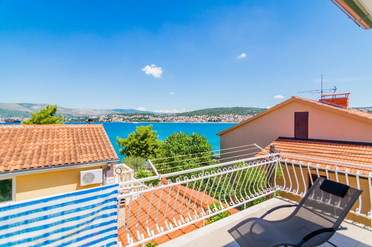 Apartment "On The Beach" Трогир Екстериор снимка