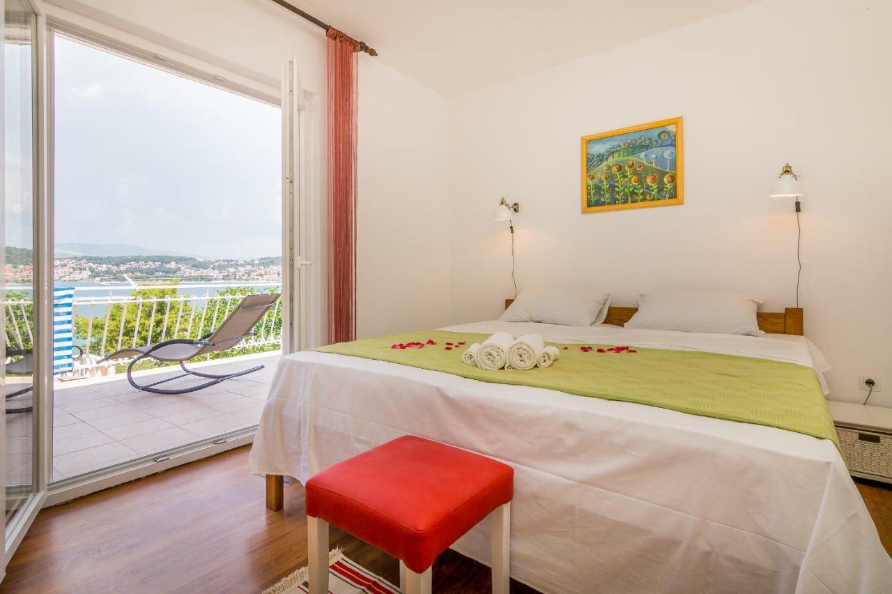 Apartment "On The Beach" Трогир Екстериор снимка