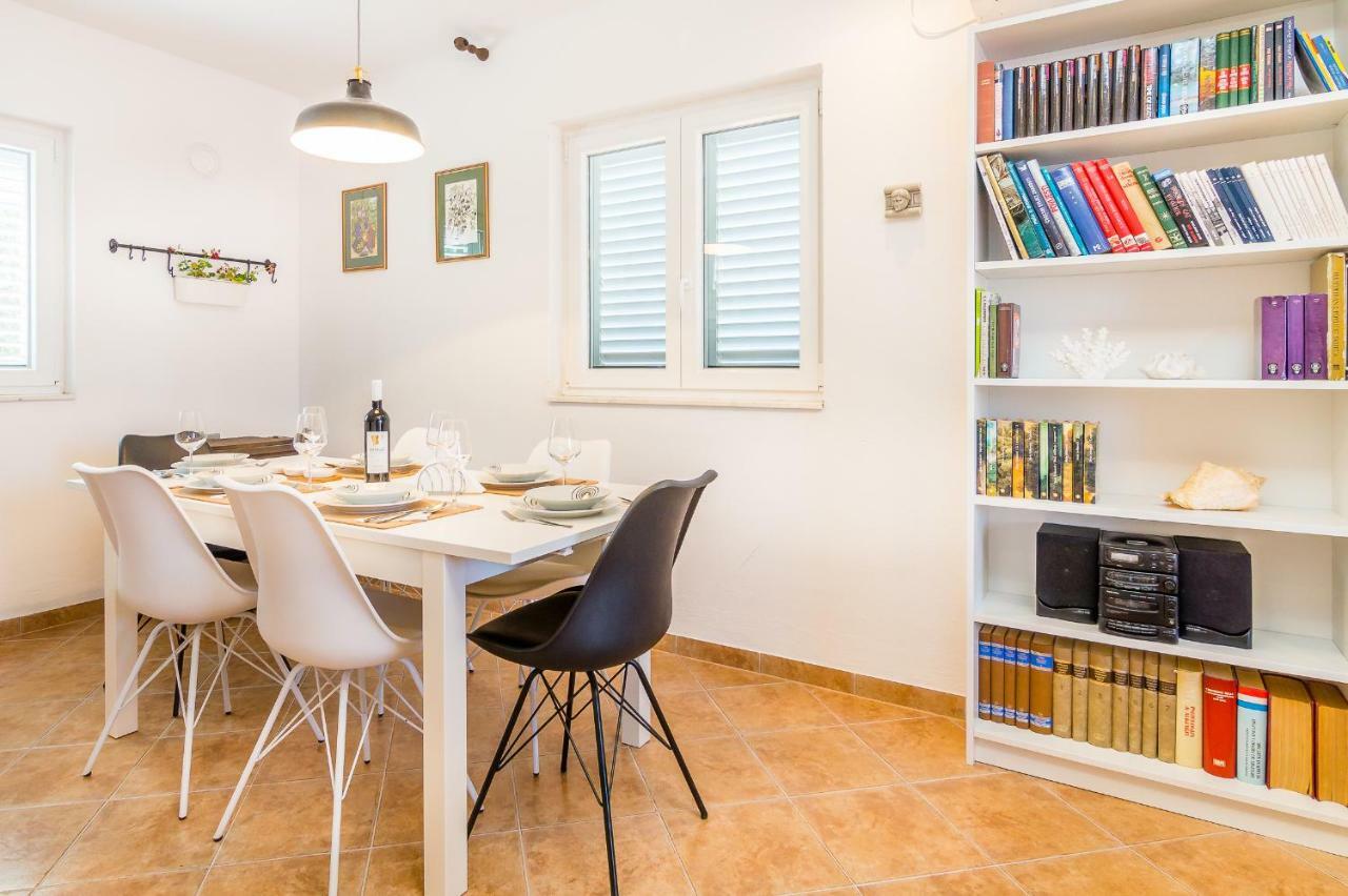Apartment "On The Beach" Трогир Екстериор снимка