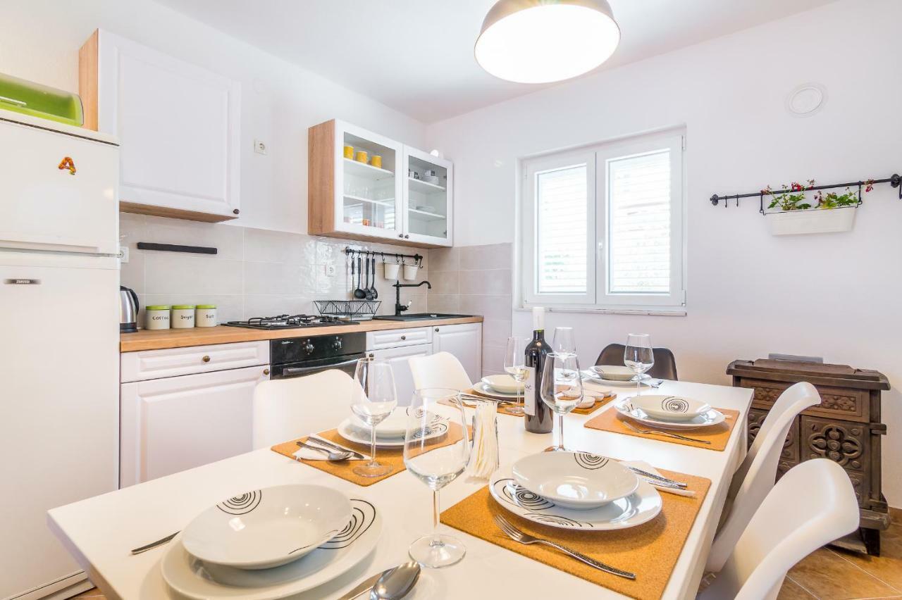 Apartment "On The Beach" Трогир Екстериор снимка