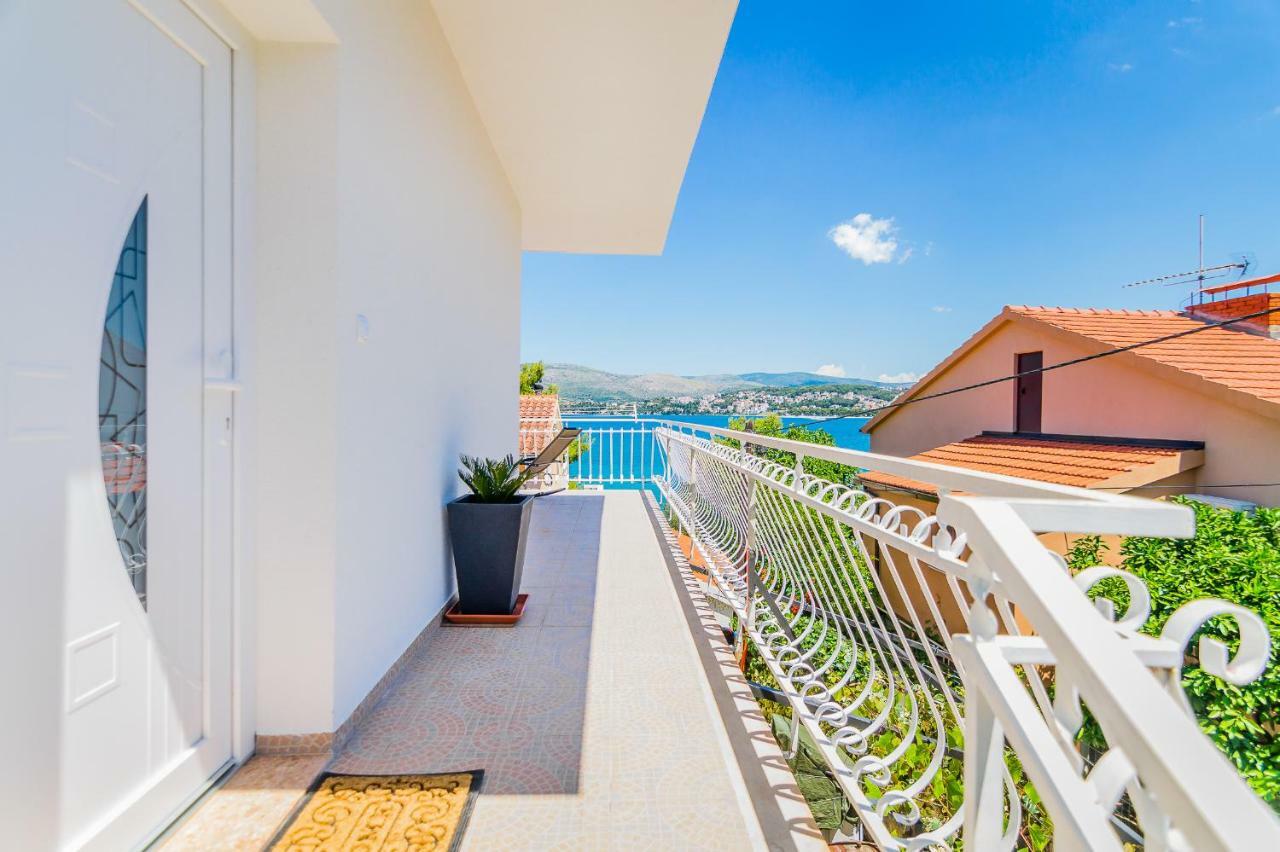Apartment "On The Beach" Трогир Екстериор снимка