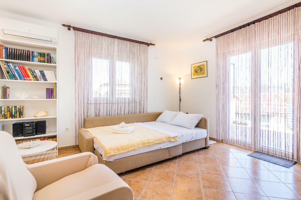 Apartment "On The Beach" Трогир Екстериор снимка