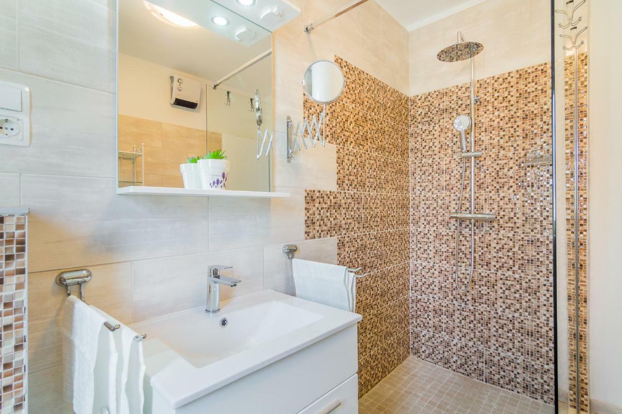 Apartment "On The Beach" Трогир Екстериор снимка