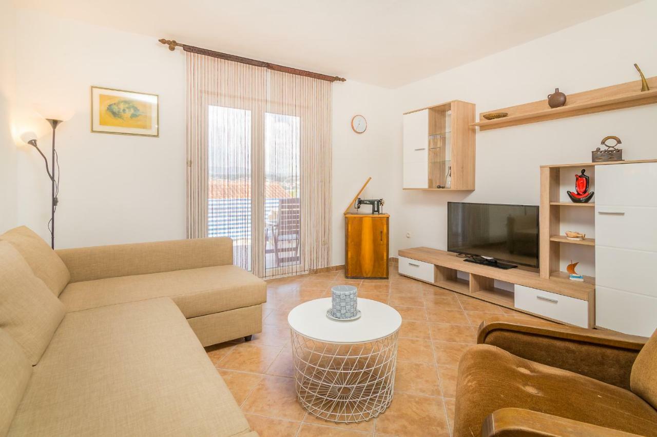 Apartment "On The Beach" Трогир Екстериор снимка