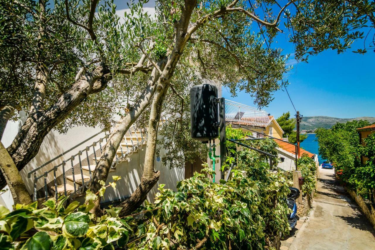 Apartment "On The Beach" Трогир Екстериор снимка