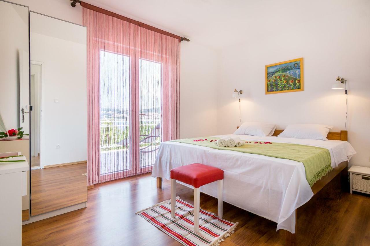 Apartment "On The Beach" Трогир Екстериор снимка