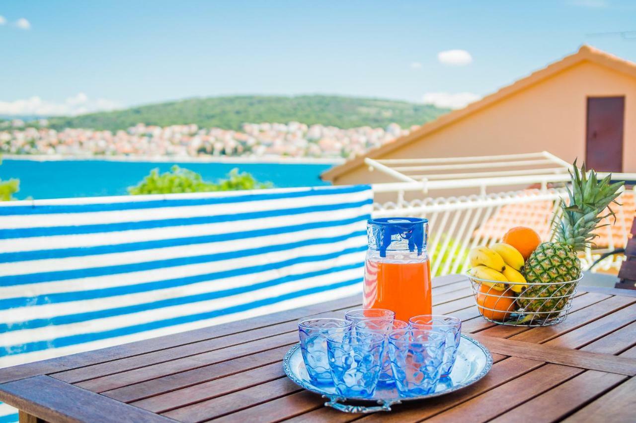 Apartment "On The Beach" Трогир Екстериор снимка