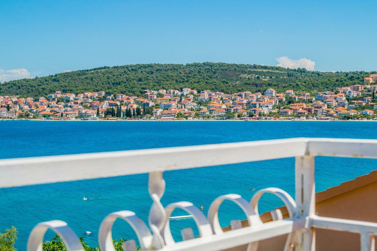 Apartment "On The Beach" Трогир Екстериор снимка