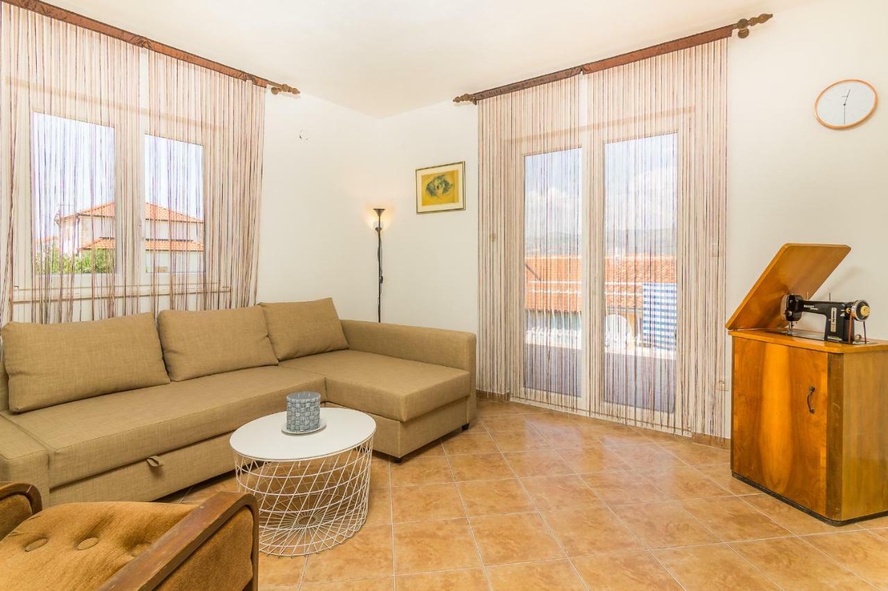 Apartment "On The Beach" Трогир Екстериор снимка