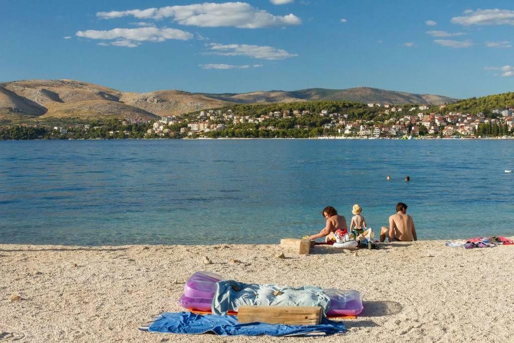 Apartment "On The Beach" Трогир Екстериор снимка
